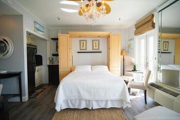 Palm Beach Historic Hotel With Juliette Balconies! 2 Blocks From Beach!