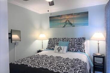 Апарт-отель Dockside Daze!