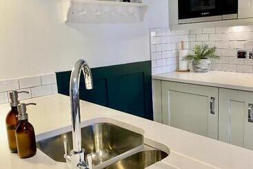 ツーリストアパートメント Boutique Chapel Apartment Within City Walls