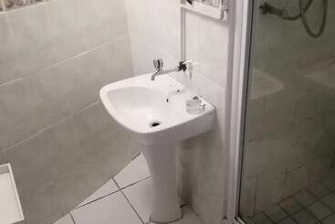 Пансион 36 Mount Road Guesthouse And Self Catering