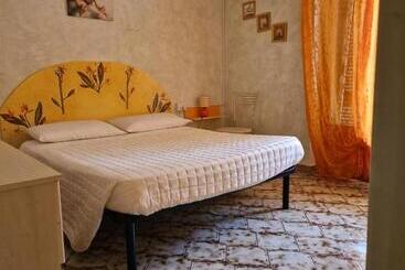 تختخواب و صبحانه Guest House Tra Rocce E Mare