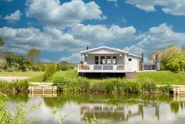 Turistihuoneistot Choller Lake Lodges   Primrose Cabin With Private Hot Tub