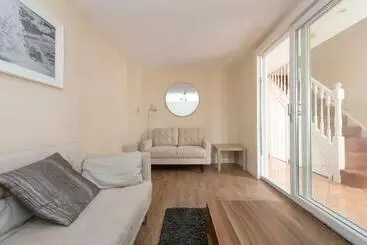ツーリストアパートメント 5 Bed Town House With 8 Beds And Sleeps 10