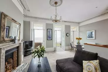 Tourist flats Beach View: Stunning Sea View & Balcony Apartment