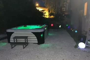 Tourist flats Les Dahlias Appartement 4 Personnes Jacuzzi Barbecue Jardin Arboré Climatisé