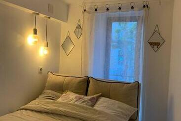 ツーリストアパートメント Tinyhouse