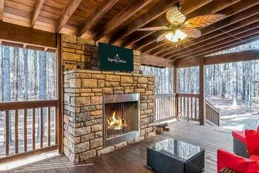 Apartamenty turystyczne Large Luxury 2br Cabin W Hot Tub Double Trouble Was Designed For Fun Comfort And Memories Minutes Fr