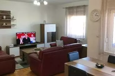 ツーリストアパートメント S Lux Apartman