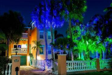 דירות לתיירים Tropical Luxury Pool Home By The Beach With Roof Top Lounge Centrally Located On Anna Maria Island