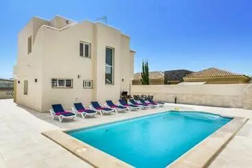 ツーリストアパートメント Villa Alegria By Villa Plus