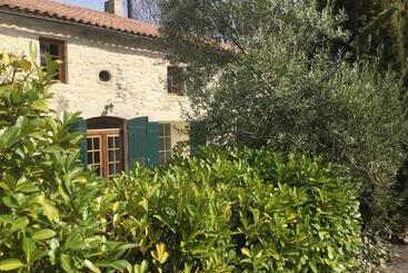 Жильё для туристов Grand Gîte Avec Piscine Le Presbytère De Savignac De Duras