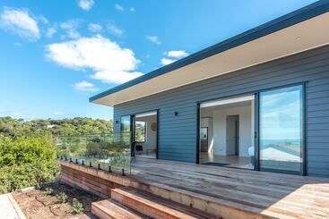 Жильё для туристов Luna Cottage. Stunning Ocean Views On Waiheke