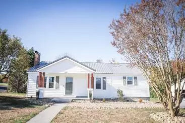ツーリストアパートメント Modern Cottage Near Hospitals And Brewery!