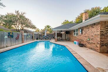 דירות לתיירים Right At Home Midland Oasis