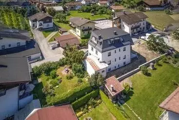 ツーリストアパートメント Hochwertige Ferienwohnung