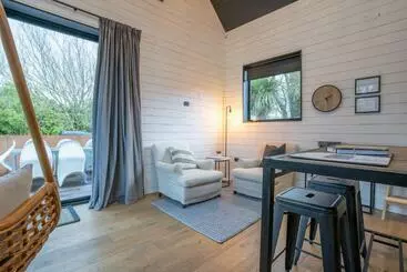 آپارتمان‌های توریست‌ها Eco Black Hut