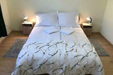 ツーリストアパートメント Ella Apartman