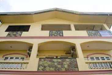 ツーリストアパートメント Julz Tropical Apartments