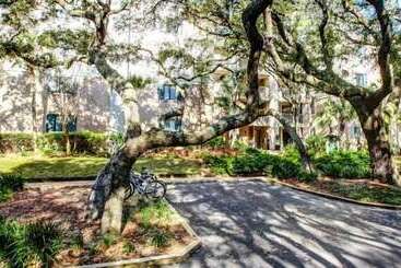 Отель 2034 Beachwood