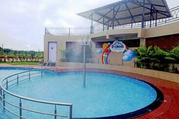 Lomakeskus D Clouds Pure Veg, Gaganbawada