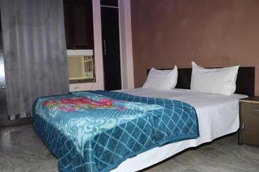 Hotel Oyo 70147 Rp Residency