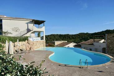 アパートホテル Residence Con Piscina A 4 Km Da Baja Sardinia