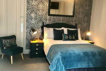 צימר The Sapling