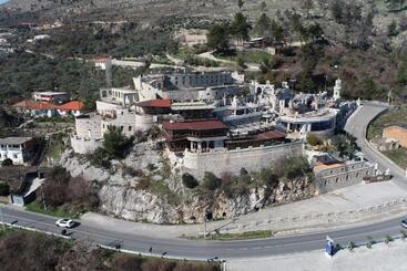 تختخواب و صبحانه Iliria