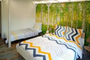 Pensionat Joli Studio Avec Terrasse, 2km A79, 6km Le Pal