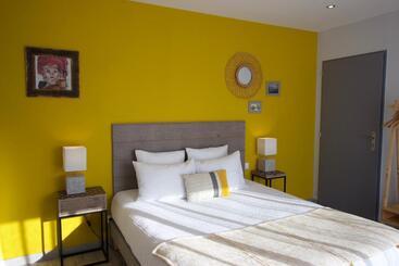 تختخواب و صبحانه La Charentine