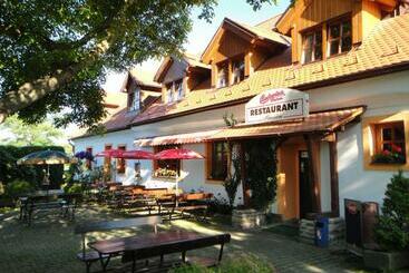 בית מלון כפרי Pension & Restaurant U Koňské Dráhy Holkov
