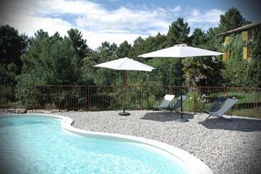 Majatalo Ombre Bleue Du Figuier, Ailhon