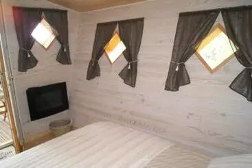 Aamiaismajoitus (B&B) Les Cabanes De Gros Bois