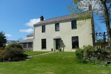 Cilwen Country House Bed And Breakfast