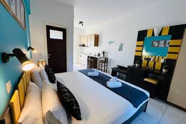 מלון דירות Marina Studios