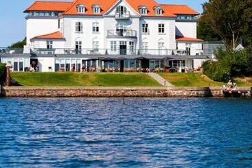 Sixtus Sinatur Hotel & Konference