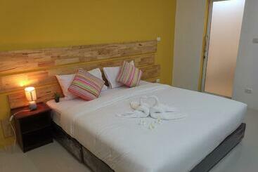 ベッドアンドブレックファースト นิวเวฟภูเก็ต