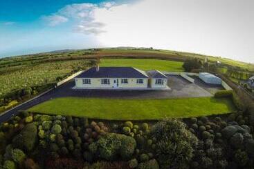 مبيت وإفطار The Knock Guest House