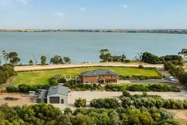 ベッドアンドブレックファースト Charm Lodge