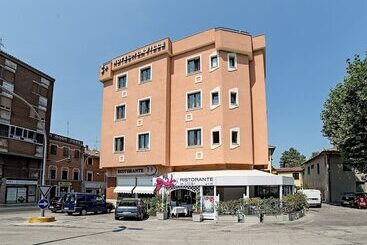 De La Ville Depandance Di Hotel Augustus