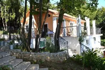 Lazzaro Apartments