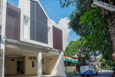 בית מלון כפרי Reddoorz Near Ambarrukmo Plaza Mall