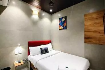 هتل Eros Nr Airport T2