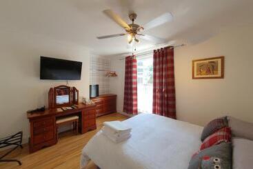 Pensione Midway Guest House