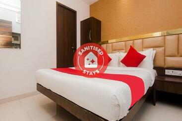 בית מלון כפרי Flagship Residency Inn Near Marine Drive Beach