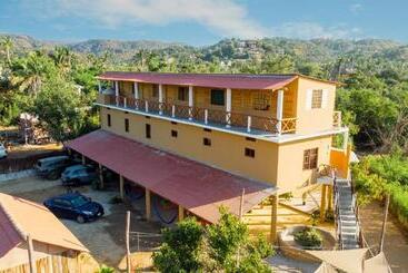 Pensión La Playa Hostel