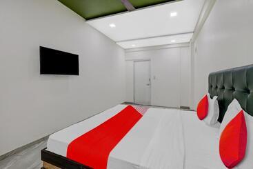 هتل Oyo Flagship 80611 On Off  Room