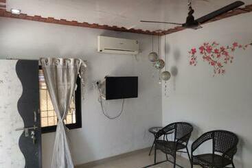 Bed and Breakfast Six Seasons Shrivardhan