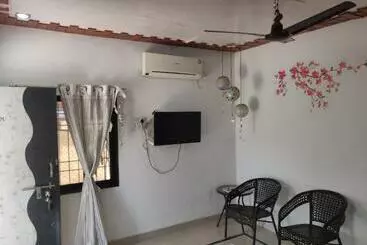 Bed and Breakfast Six Seasons Shrivardhan