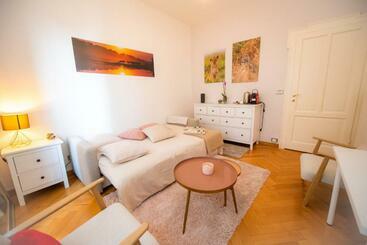Pensione Room Eight   Your Space In The City